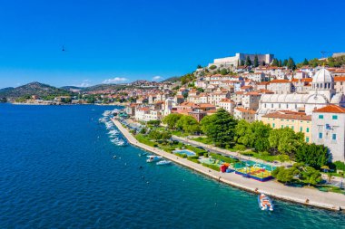 Aziz James katedrali ve Hırvatistan 'ın Aziz Michael kalesi ile Sibenik' in silueti