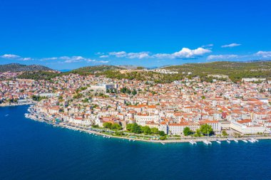 Güneşli bir günde Hırvat kenti Sibenik 'in Panoraması