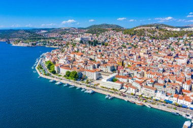 Aziz James katedrali ve Hırvatistan 'ın Aziz Michael ve Aziz John kaleleri ile Sibenik' in silueti