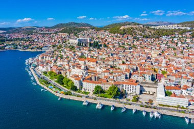 Aziz James katedrali ve Hırvatistan 'ın Aziz Michael ve Aziz John kaleleri ile Sibenik' in silueti