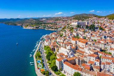 Aziz James katedrali ve Hırvatistan 'ın Aziz Michael kalesi ile Sibenik' in silueti