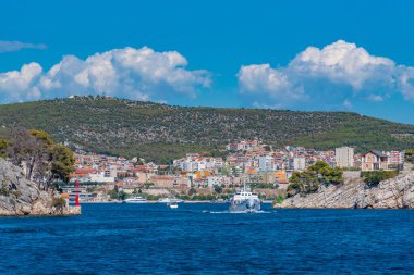 Sibenik 'i Adriyatik denizi ve Hırvatistan' a bağlayan Sveti Ante kanalındaki tekne