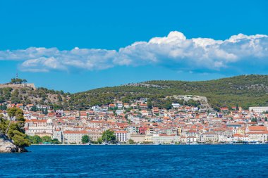 Güneşli bir günde Hırvat kenti Sibenik 'in Panoraması