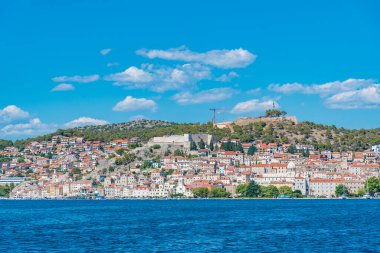 Aziz James katedrali ve Hırvatistan 'ın Aziz Michael ve Aziz John kaleleri ile Sibenik' in silueti