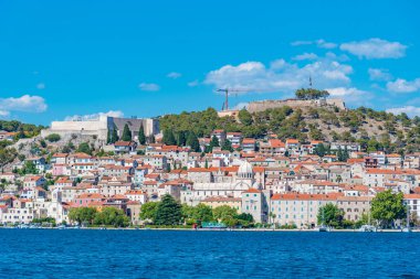 Aziz James katedrali ve Hırvatistan 'ın Aziz Michael ve Aziz John kaleleri ile Sibenik' in silueti