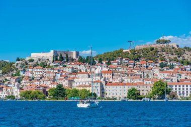 Aziz James katedrali ve Hırvatistan 'ın Aziz Michael ve Aziz John kaleleri ile Sibenik' in silueti