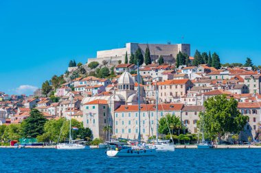 Sibenik 'in silueti ve Hırvatistan' ın Aziz Michael kalesi