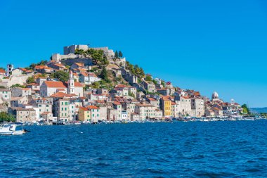 Sibenik 'in silueti ve Hırvatistan' ın Aziz Michael kalesi