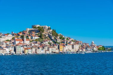 Aziz James katedrali ve Hırvatistan 'ın Aziz Michael kalesi ile Sibenik' in silueti