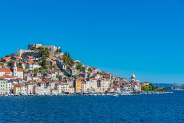 Aziz James katedrali ve Hırvatistan 'ın Aziz Michael kalesi ile Sibenik' in silueti