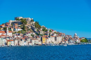 Aziz James katedrali ve Hırvatistan 'ın Aziz Michael kalesi ile Sibenik' in silueti