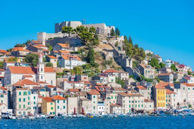 Sibenik 'in silueti ve Hırvatistan' ın Aziz Michael kalesi