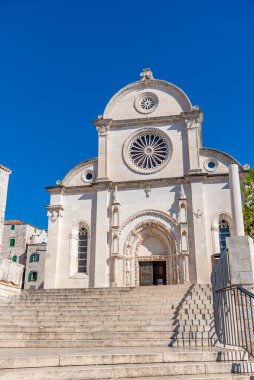 Hırvatistan 'ın Sibenik kentindeki Saint James katedraline giden merdiven.