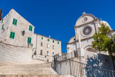 Hırvatistan 'ın Sibenik kentindeki Saint James katedraline giden merdiven.