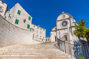 Hırvatistan 'ın Sibenik kentindeki Saint James katedraline giden merdiven.