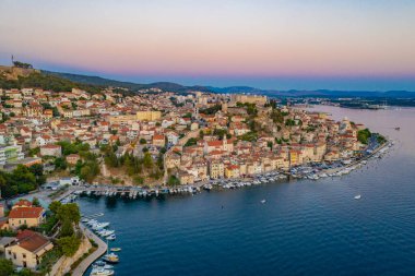 Hırvat kenti Sibenik 'in günbatımı manzarası