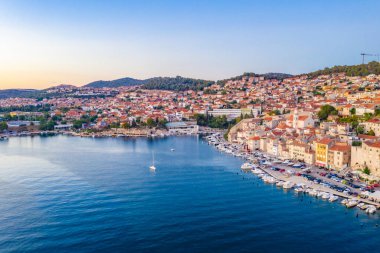 Hırvatistan 'ın Sibenik limanına demirleyen tekneler