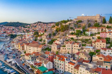 Sibenik 'in Hırvatistan' daki Saint Michael kalesiyle günbatımı manzarası