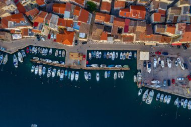 Hırvatistan 'ın Sibenik limanına demirleyen tekneler