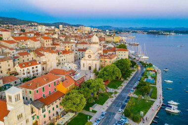 Saint James katedrali ve Hırvatistan 'ın Sibenik limanının günbatımı manzarası