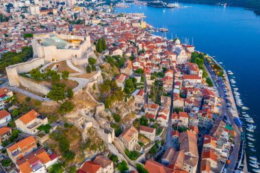 Aziz James katedrali ve Hırvatistan 'ın Saint Michael kalesi ile Sibenik' in günbatımı silüeti