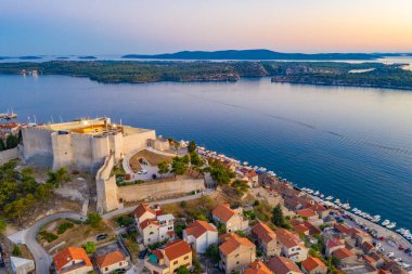 Saint Michael 'ın kalesi ve Sveti Ante kanalıyla Hırvatistan' ın Sibenik kentinin günbatımı manzarası