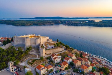Saint Michael 'ın kalesi ve Sveti Ante kanalıyla Hırvatistan' ın Sibenik kentinin günbatımı manzarası