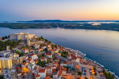 Saint Michael 'ın kalesi ve Sveti Ante kanalıyla Hırvatistan' ın Sibenik kentinin günbatımı manzarası