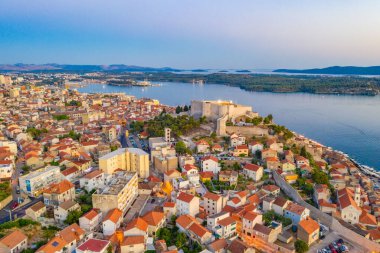 Saint Michael 'ın kalesi ve Sveti Ante kanalıyla Hırvatistan' ın Sibenik kentinin günbatımı manzarası