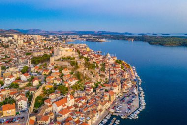 Aziz James katedrali ve Hırvatistan 'ın Saint Michael kalesi ile Sibenik' in günbatımı silüeti