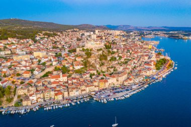 Aziz James katedrali ve Hırvatistan 'ın Saint Michael kalesi ile Sibenik' in günbatımı silüeti