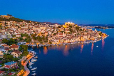 Aziz James katedrali ve Hırvatistan 'ın Saint Michael kalesi ile Sibenik' in günbatımı silüeti