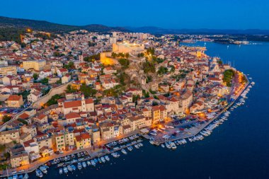 Aziz James katedrali ve Hırvatistan 'ın Saint Michael kalesi ile Sibenik' in günbatımı silüeti
