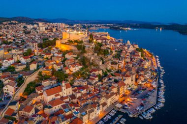Aziz James katedrali ve Hırvatistan 'ın Saint Michael kalesi ile Sibenik' in günbatımı silüeti