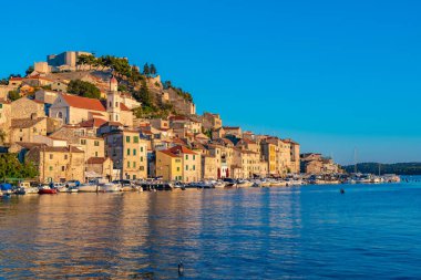 Sibenik 'in silueti ve Hırvatistan' ın Aziz Michael kalesi