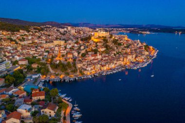 Aziz James katedrali ve Hırvatistan 'ın Saint Michael kalesi ile Sibenik' in günbatımı silüeti
