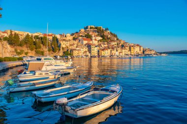 Sibenik 'in silueti ve Hırvatistan' ın Aziz Michael kalesi