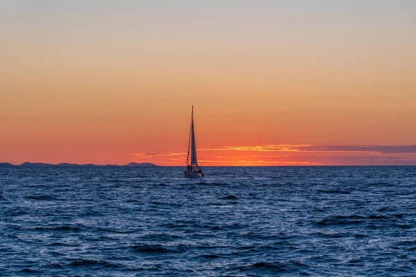 Jachta Klidném Moři Při Západu Slunce — Stock fotografie