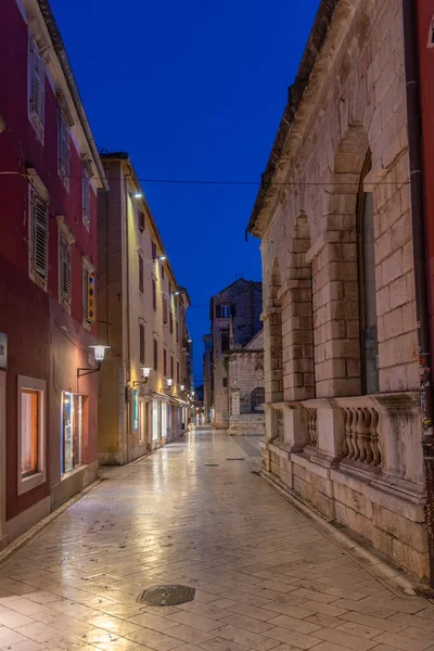 Zonsopgang Uitzicht Een Voetgangersstraat Oude Stad Van Zadar Kroatië — Stockfoto