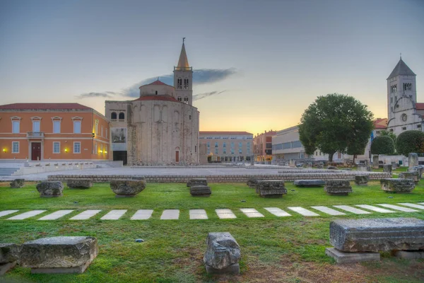 Zadar 'daki Zeleni Trg Meydanı' nın gün doğumu manzarası Saint Donatus Kilisesi, Saint Marija Kilisesi ve Arkeoloji Müzesi ile