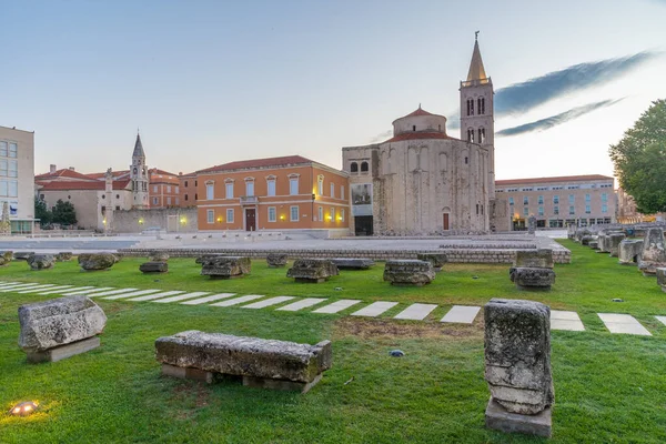 Hırvatistan 'ın Zadar kentindeki Zeleni trg meydanında Roma forumunun gündoğumu görünümü