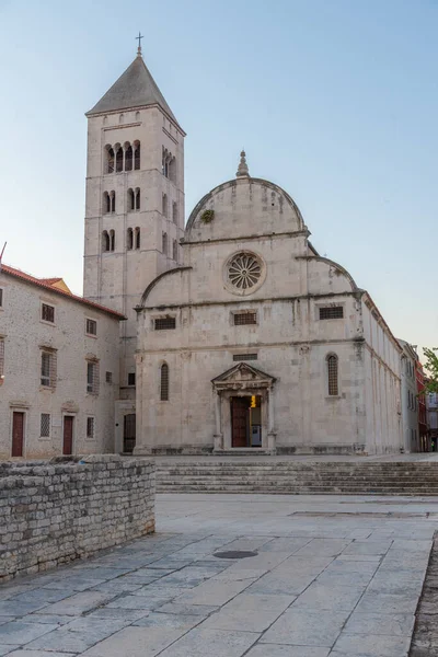 Hırvatistan 'ın Zadar kentindeki Aziz Marija Kilisesi' nin gün doğumu manzarası