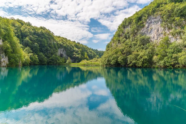 Hırvatistan 'daki Plitvice Gölleri Ulusal Parkı' ndaki yaz gökyüzü suya yansıdı