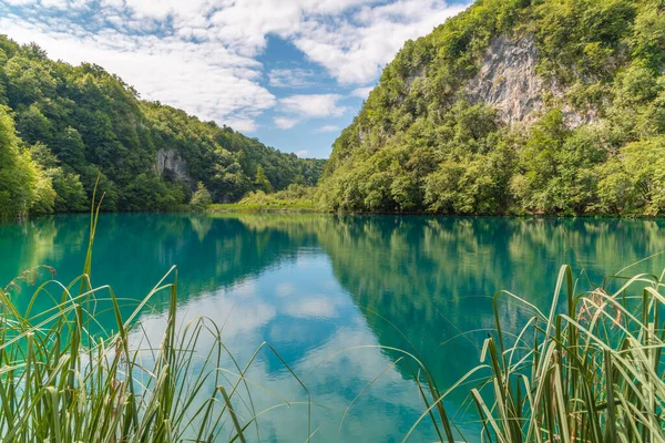 Hırvatistan 'daki Plitvice Gölleri Ulusal Parkı' ndaki yaz gökyüzü suya yansıdı