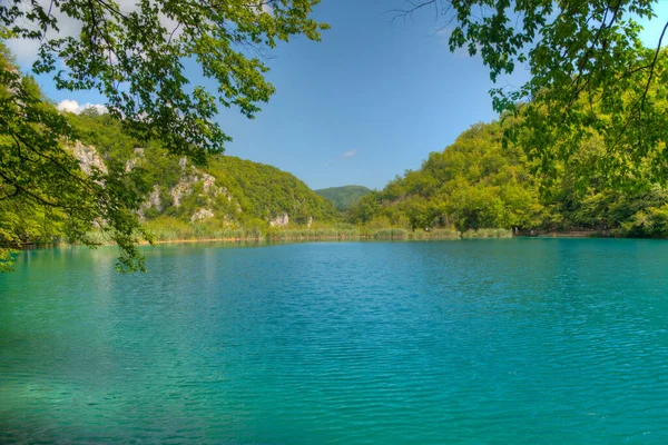 Letnie Niebo Odbija Się Wodzie Parku Narodowym Jeziora Plitwickie Chorwacji — Zdjęcie stockowe