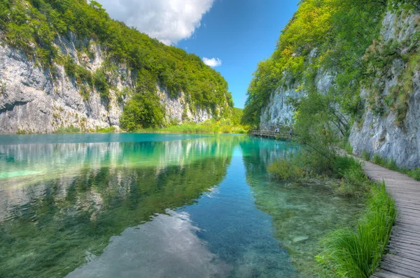 Calçadão Madeira Que Conduz Através Plitvice Lagos Parque Nacional Croácia — Fotografia de Stock