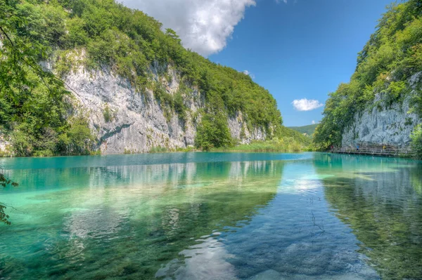 Hırvatistan 'daki Plitvice Gölleri Ulusal Parkı' ndaki yaz gökyüzü suya yansıdı