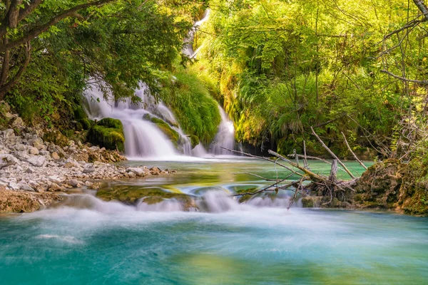 Vízesés Plitvicei Tavak Nemzeti Parkban Horvátországban — Stock Fotó