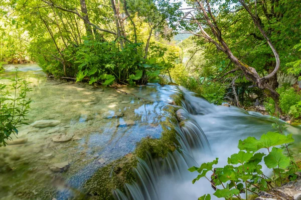 Vízesés Plitvicei Tavak Nemzeti Parkban Horvátországban — Stock Fotó