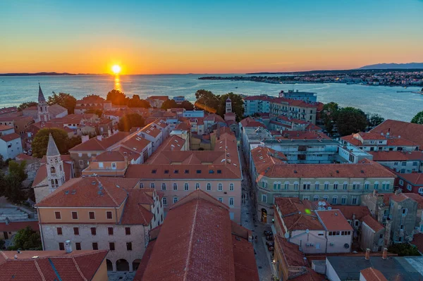 Zadar üzerine gün batımı, Hırvatistan 'ın Saint Anastasia katedrali Çan Kulesi' nden izlendi